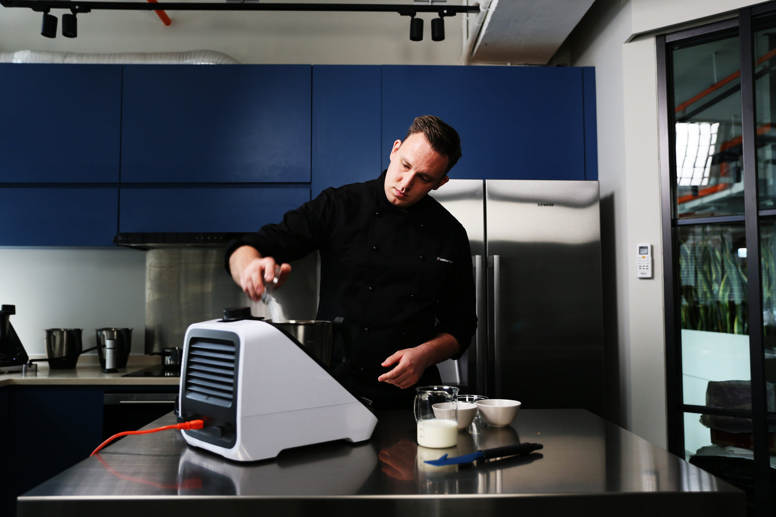 Auf dem Bild ist ein Koch zu sehen der den Hochleistungsmixer Chef X ihm Rahmen der Mise en Place verwendet.